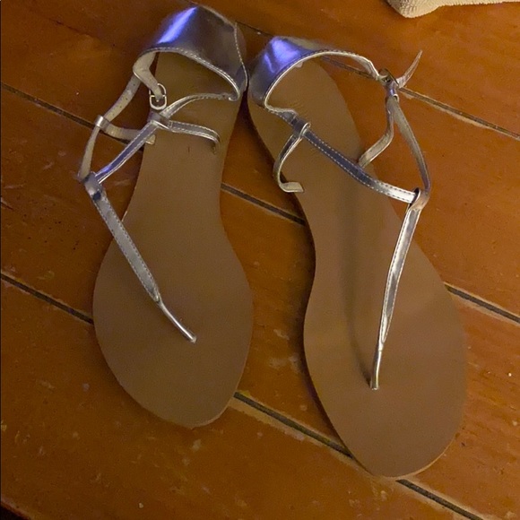 Colin Stuart silver thong sandals strappy flats - Picture 2 of 7
